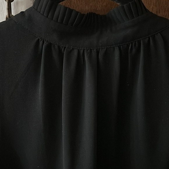 Naked Zebra Black Neck Tie Sleeveless Sophisticated V neck Blouse size Medium - Picture 10 of 10